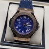 Hublot — esfera azul con apertura y bisel en tono dorado