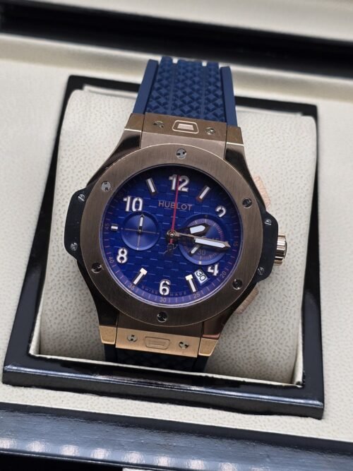 Hublot — esfera azul con apertura y bisel en tono dorado