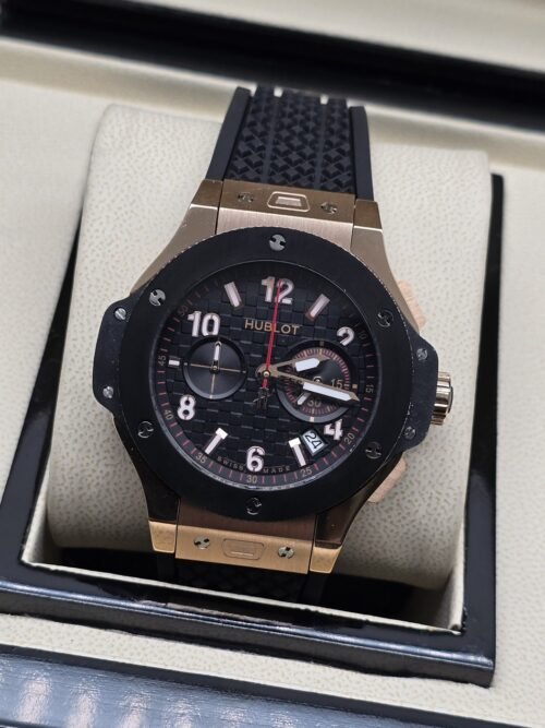 Hublot — esfera negra con apertura y correa negra texturizada