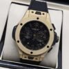 Hublot — esfera abierta oscura y bisel en tono dorado