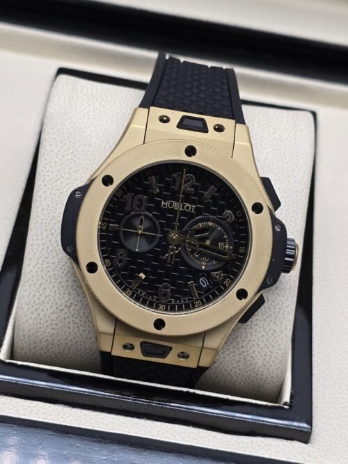 Hublot — esfera abierta oscura y bisel en tono dorado
