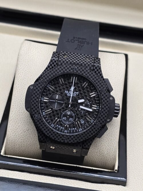 Hublot — esfera negra y caja con trama oscura