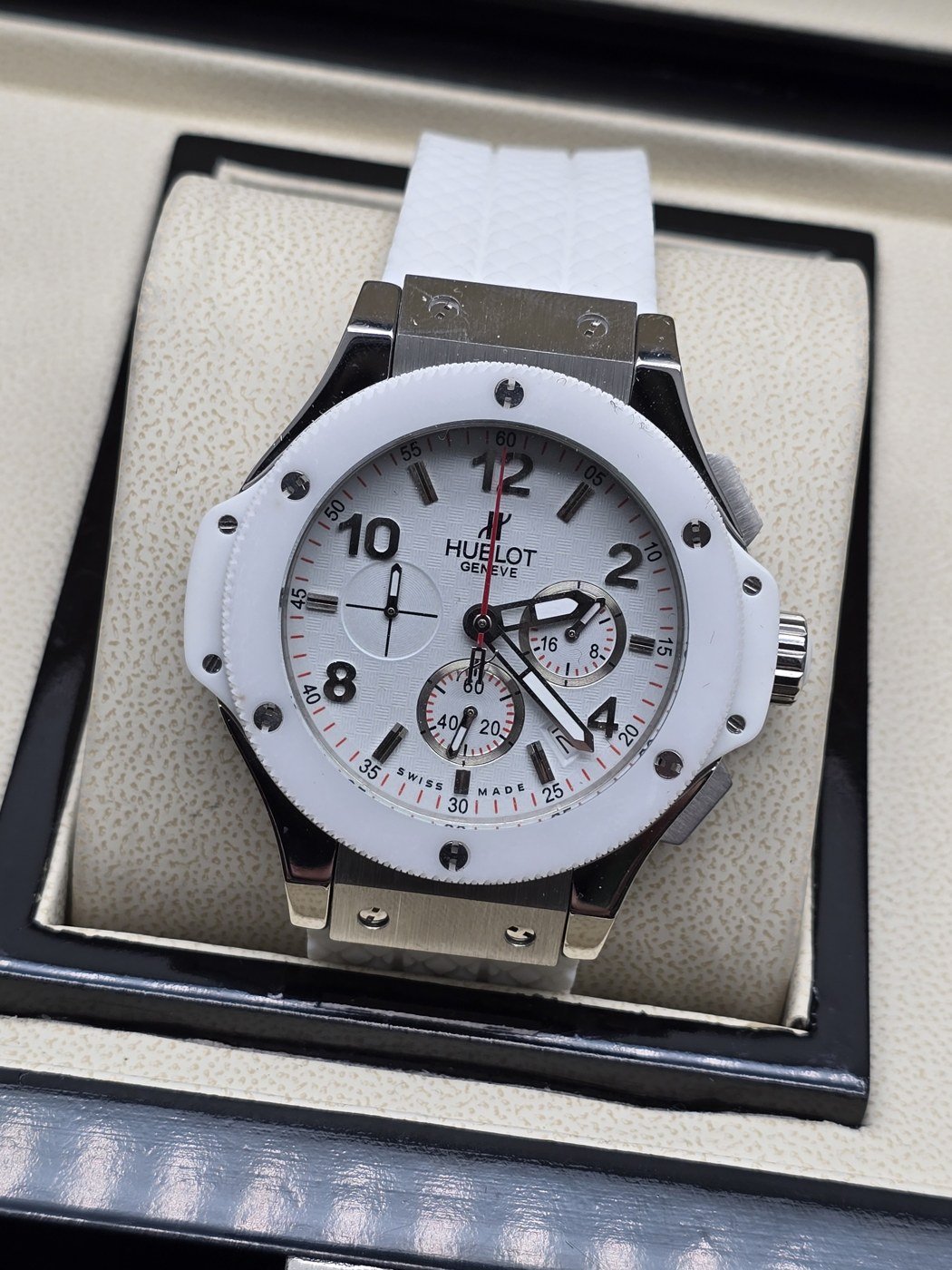 Hublot — esfera blanca y bisel blanco