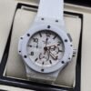 Hublot — esfera blanca y correa blanca texturizada