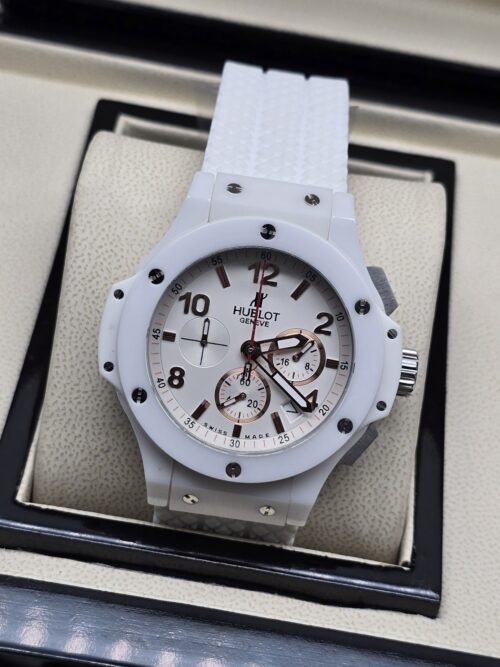 Hublot — esfera blanca y correa blanca texturizada