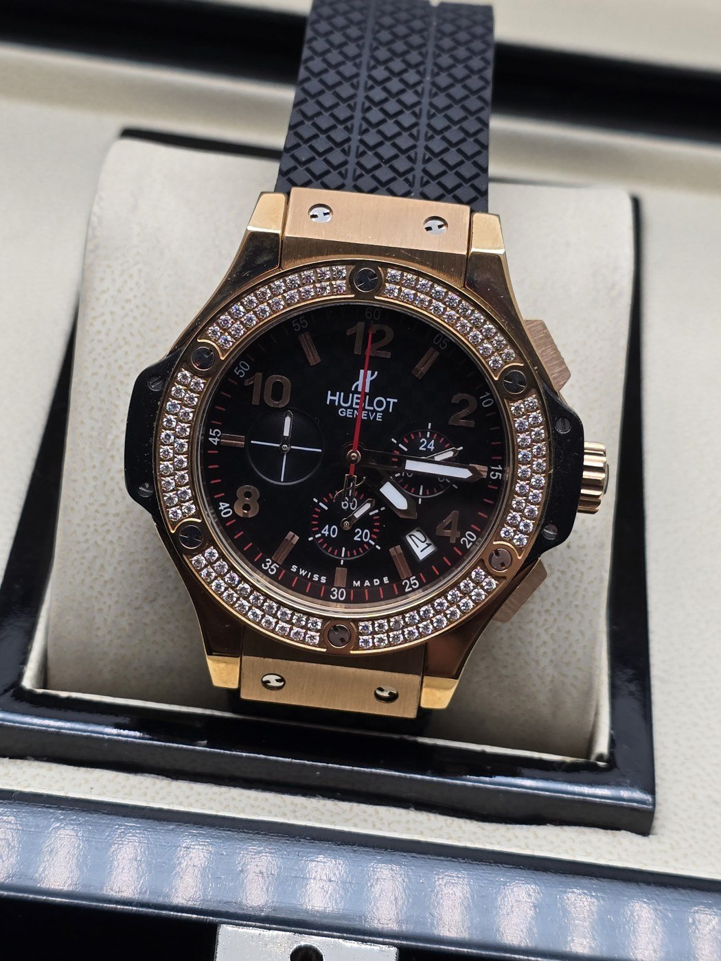 Hublot — esfera negra y bisel con detalles brillantes