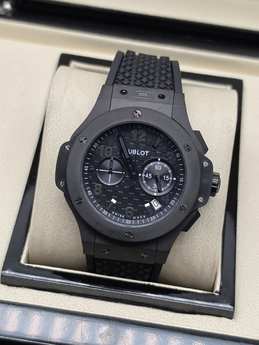Hublot — esfera gris con subesferas y caja oscura