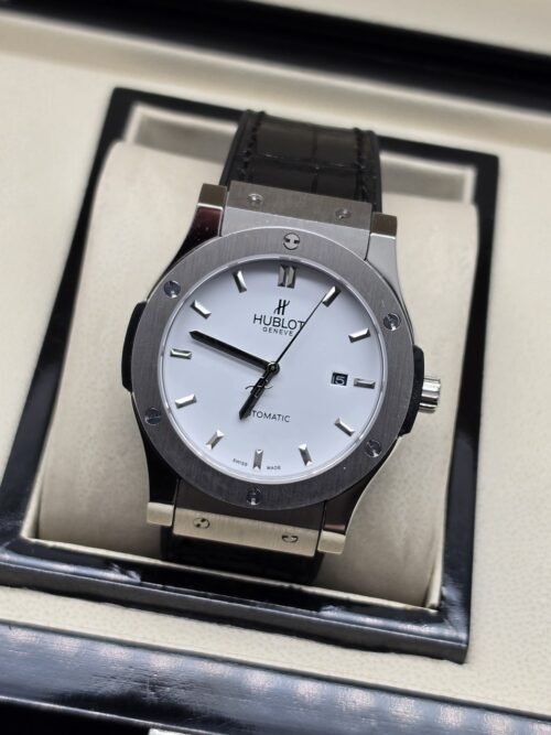 Hublot — esfera blanca sencilla y correa negra