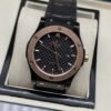 Hublot — esfera negra texturizada y bisel en tono dorado