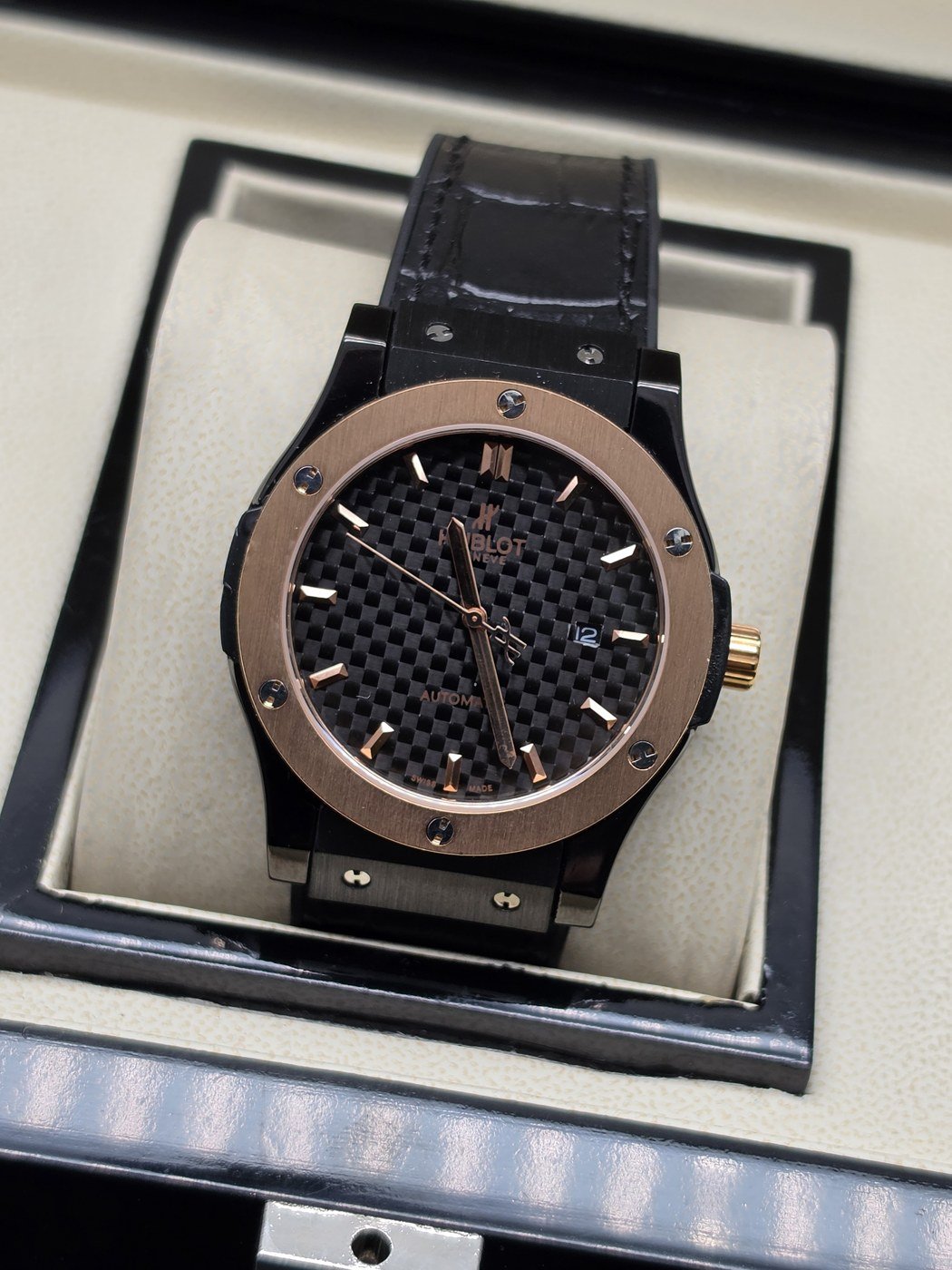 Hublot — esfera negra texturizada y bisel en tono dorado