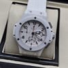 Hublot — esfera blanca con números oscuros y caja blanca