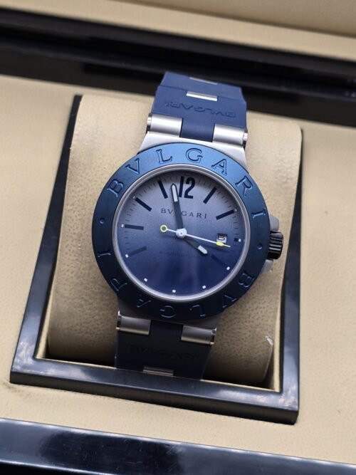 Bvlgari — esfera azul de diseño sencillo y correa azul