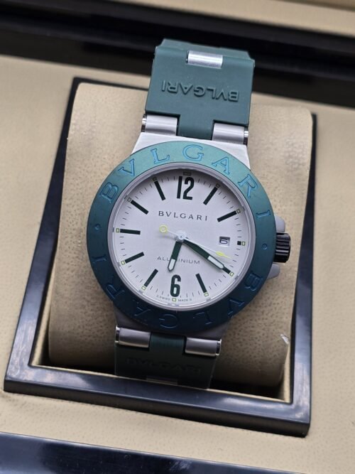 Bvlgari — esfera blanca y correa verde