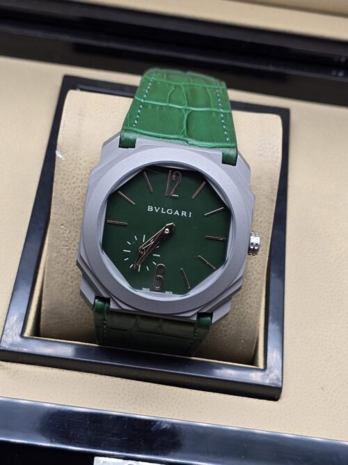 Bvlgari — esfera verde y caja octogonal