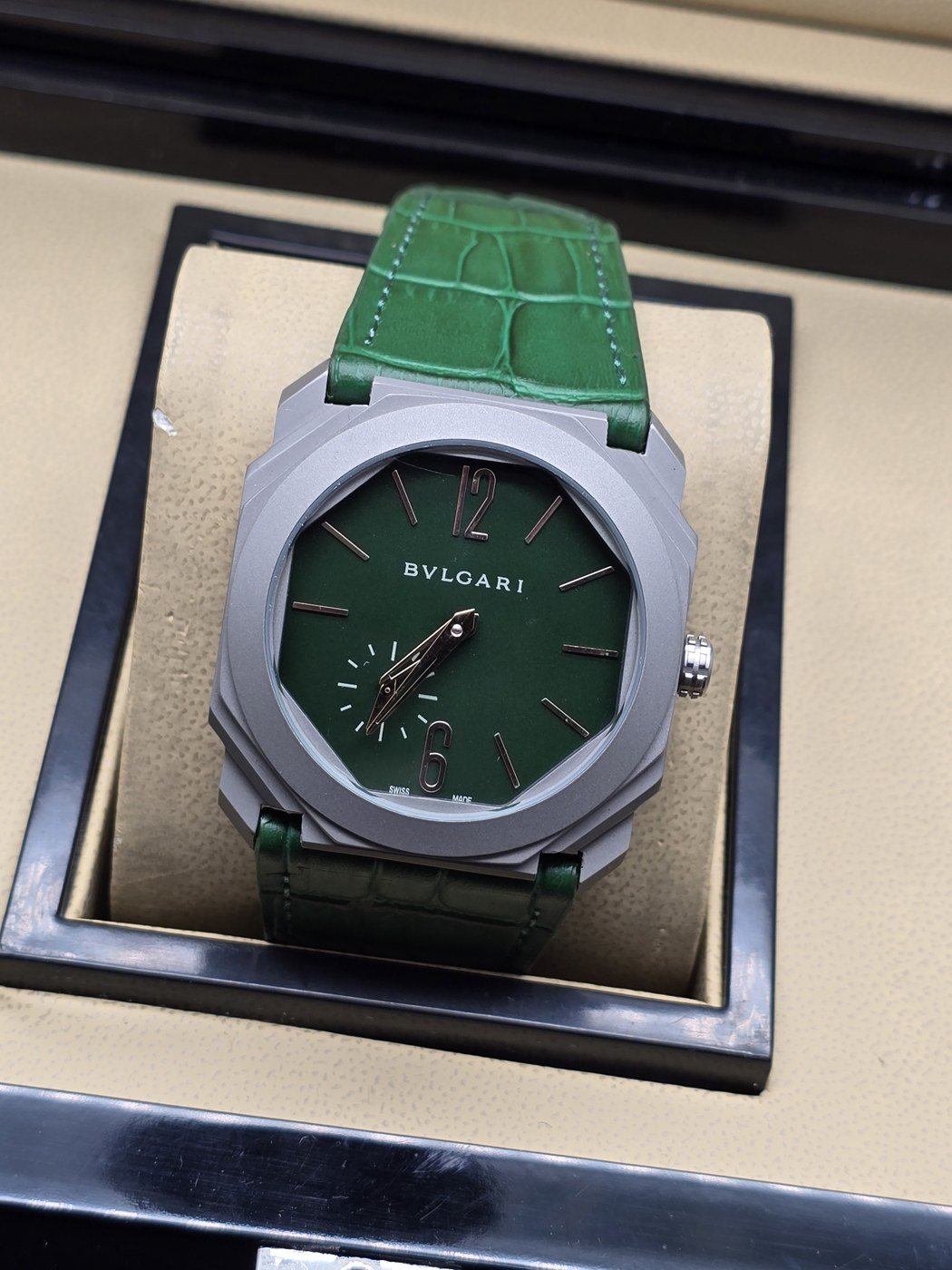 Bvlgari — esfera verde y caja octogonal