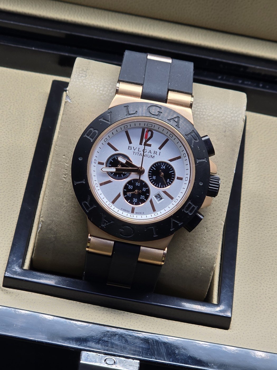 Bvlgari — esfera blanca con subesferas y caja bicolor