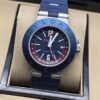Bvlgari — esfera negra con detalles rojos y bisel azul