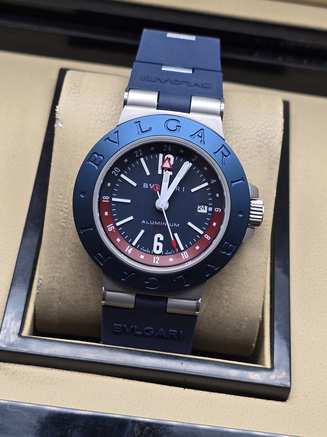 Bvlgari — esfera negra con detalles rojos y bisel azul