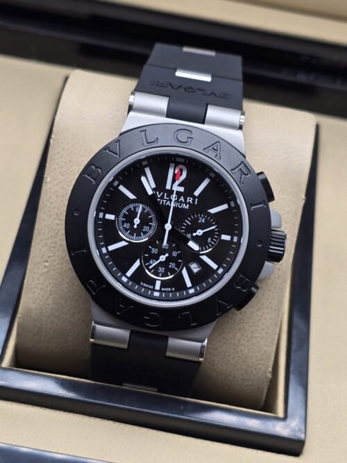 Bvlgari — esfera negra con subesferas blancas