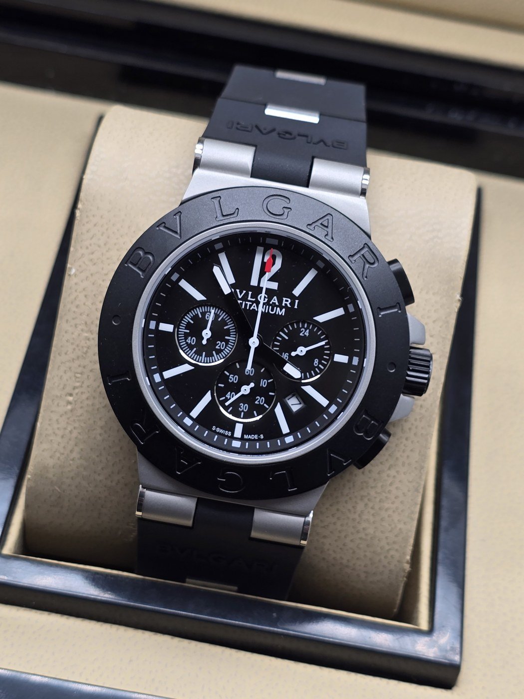 Bvlgari — esfera negra con subesferas blancas