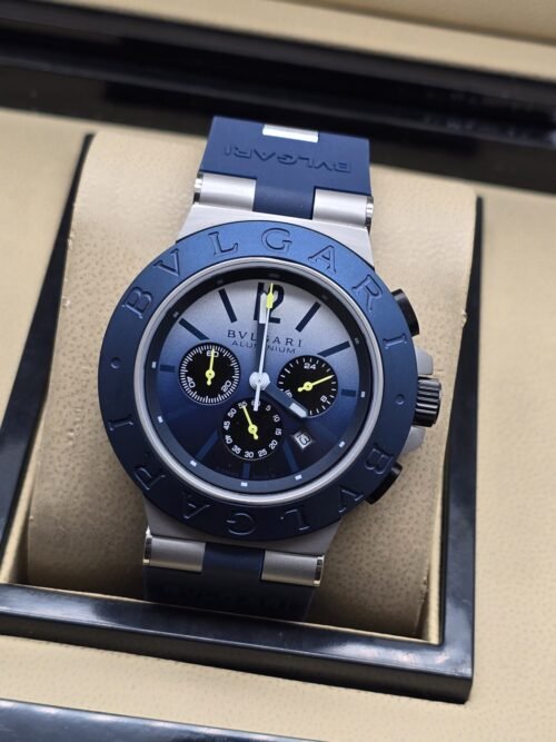 Bvlgari — esfera azul con subesferas y detalles amarillos