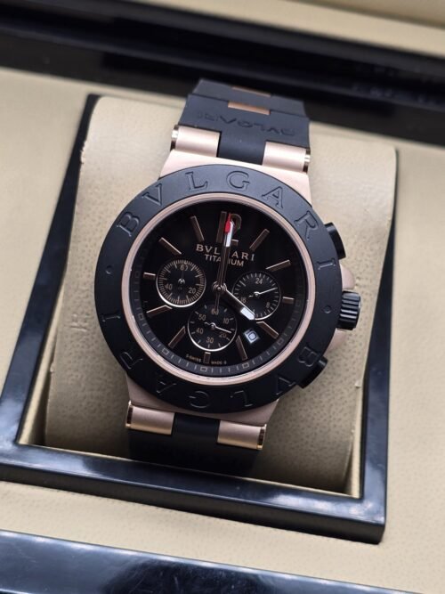 Bvlgari — esfera negra con subesferas y caja en tono dorado