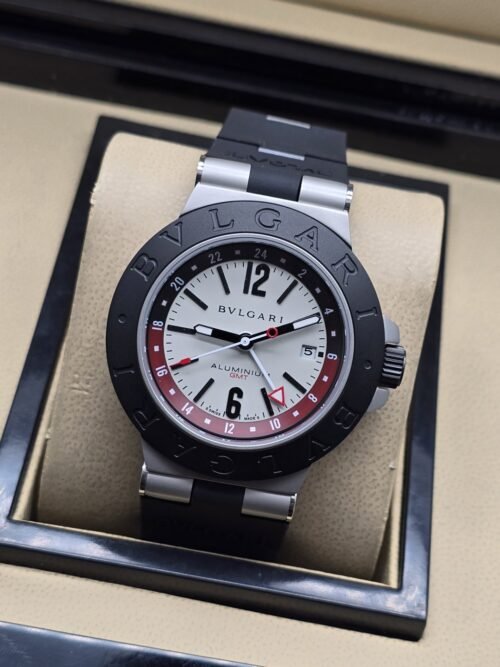 Bvlgari — esfera blanca con detalles rojos y correa negra
