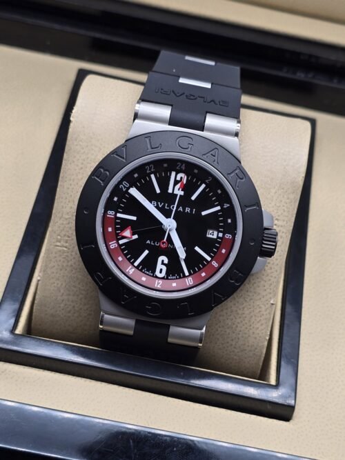 Bvlgari — esfera negra con detalles rojos y correa negra