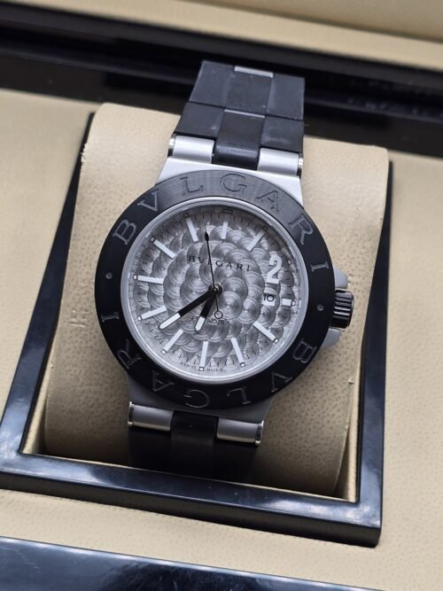 Bvlgari — esfera con detalles brillantes y caja negra