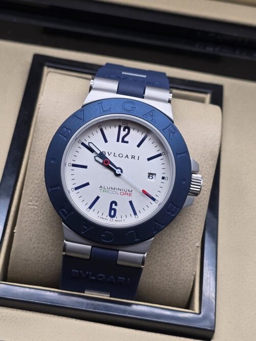 Bvlgari — esfera blanca y bisel azul