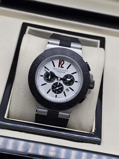 Bvlgari — esfera blanca con tres subesferas negras