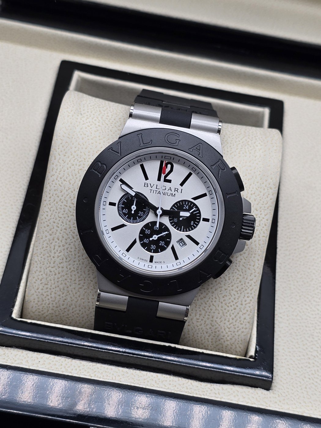 Bvlgari — esfera blanca con tres subesferas negras