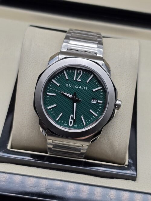 Bvlgari — esfera verde y brazalete plateado