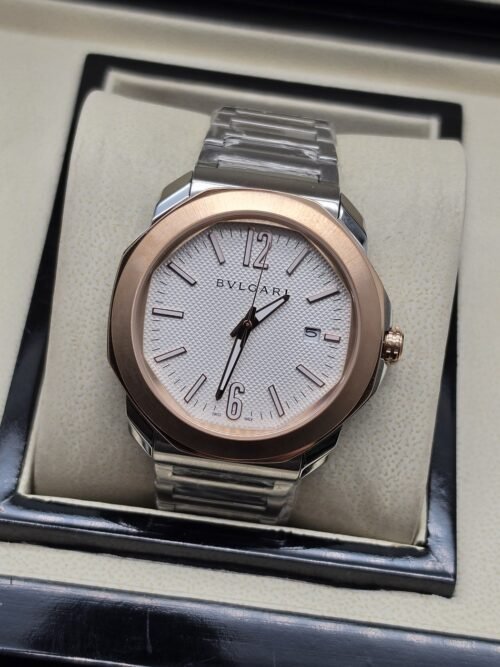 Bvlgari — esfera blanca y bisel en tono dorado