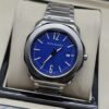 Bvlgari — esfera azul y brazalete plateado