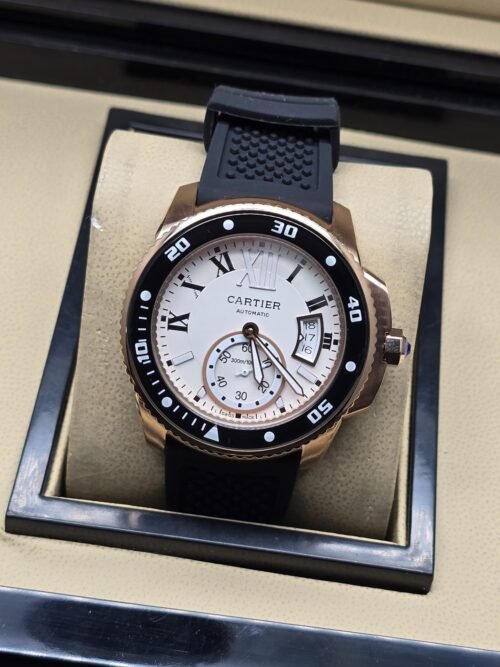 Cartier — esfera blanca y bisel deportivo negro