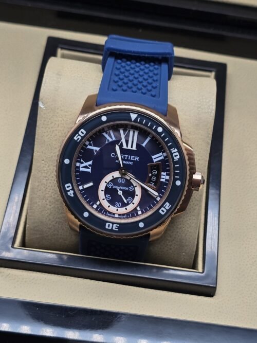 Cartier — esfera azul y caja deportiva en tono dorado