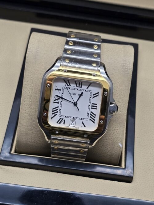 Cartier — esfera blanca cuadrada y bisel dorado