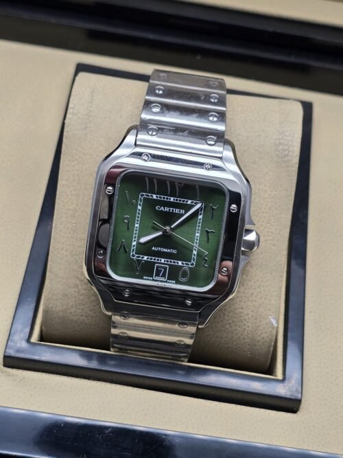 Cartier — esfera verde cuadrada y brazalete plateado