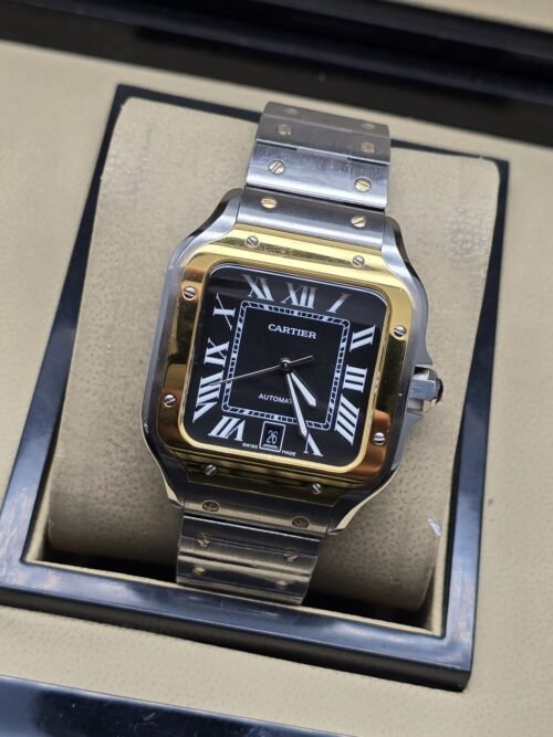 Cartier — esfera negra cuadrada y bisel dorado