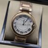 Cartier — esfera blanca redonda y brazalete en tono dorado