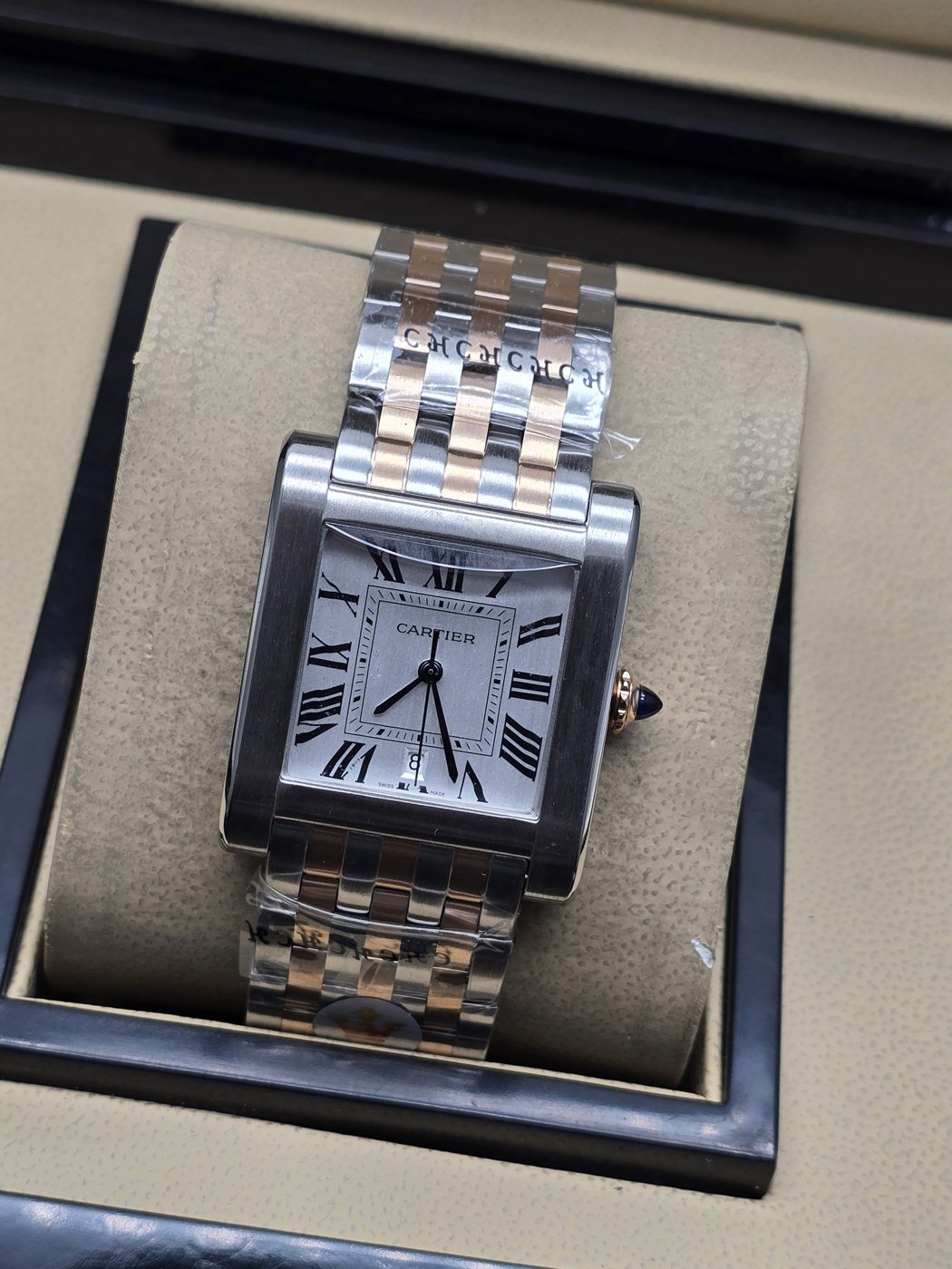 Cartier — esfera blanca rectangular y brazalete bicolor rosado