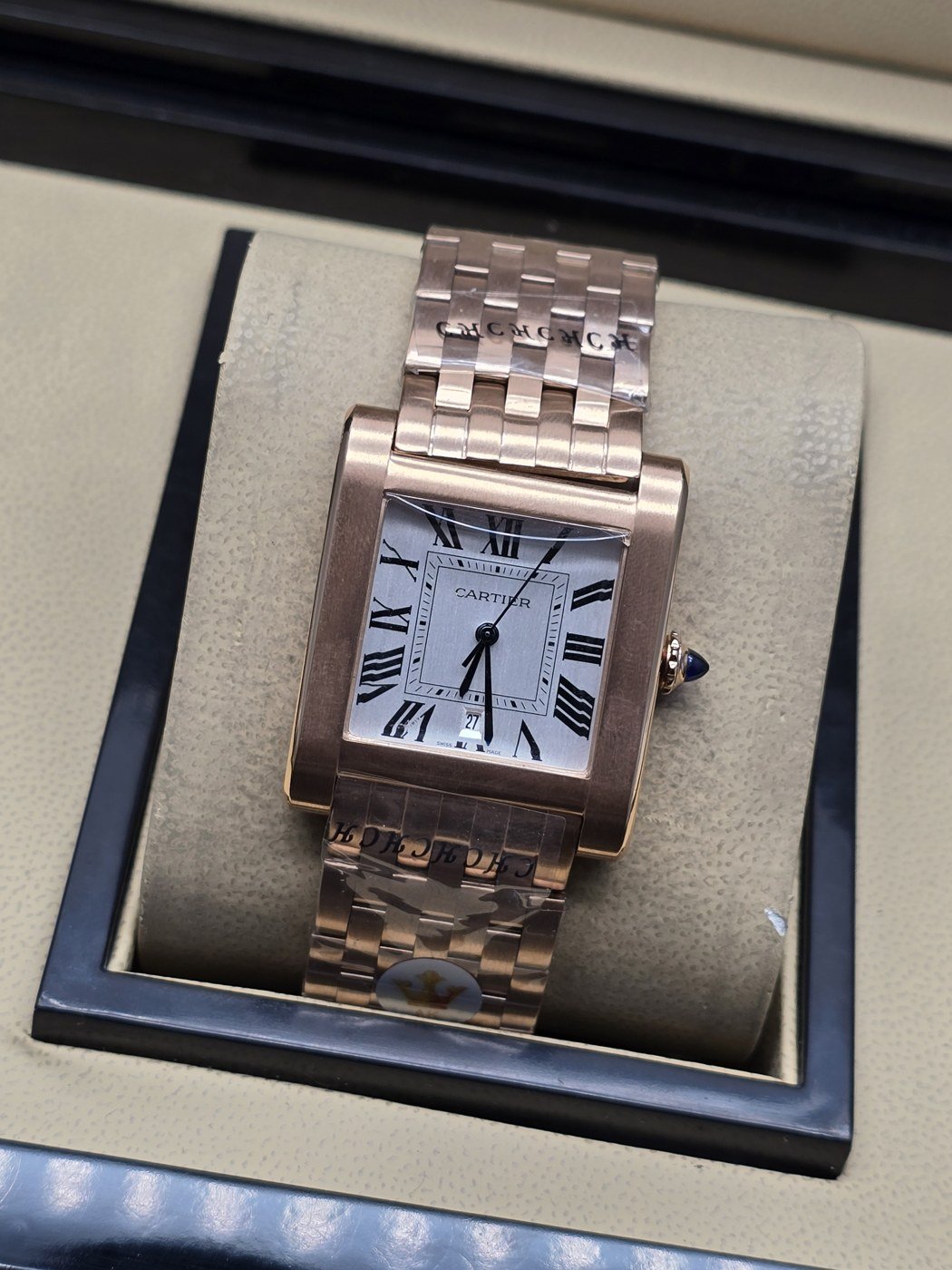Cartier — esfera blanca rectangular y brazalete en tono rosado