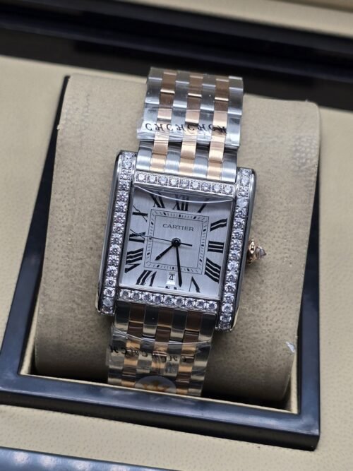 Cartier — esfera blanca rectangular y bisel con detalles brillantes