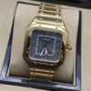Cartier — esfera azul cuadrada y brazalete en tono dorado