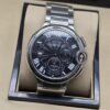 Cartier — esfera negra redonda con subesferas y brazalete plateado