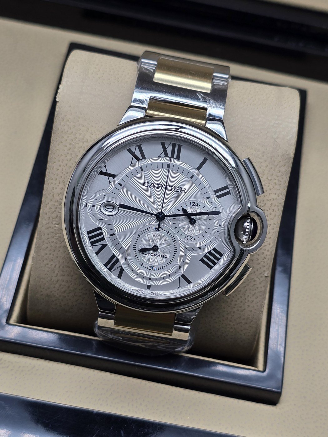 Cartier — esfera blanca redonda con subesferas y brazalete bicolor