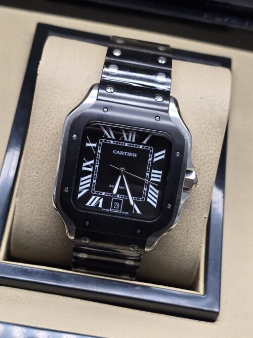 Cartier — esfera negra cuadrada y bisel oscuro