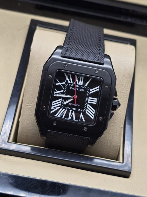 Cartier — esfera negra cuadrada y correa negra texturizada