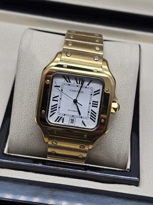 Cartier — esfera blanca cuadrada y brazalete dorado